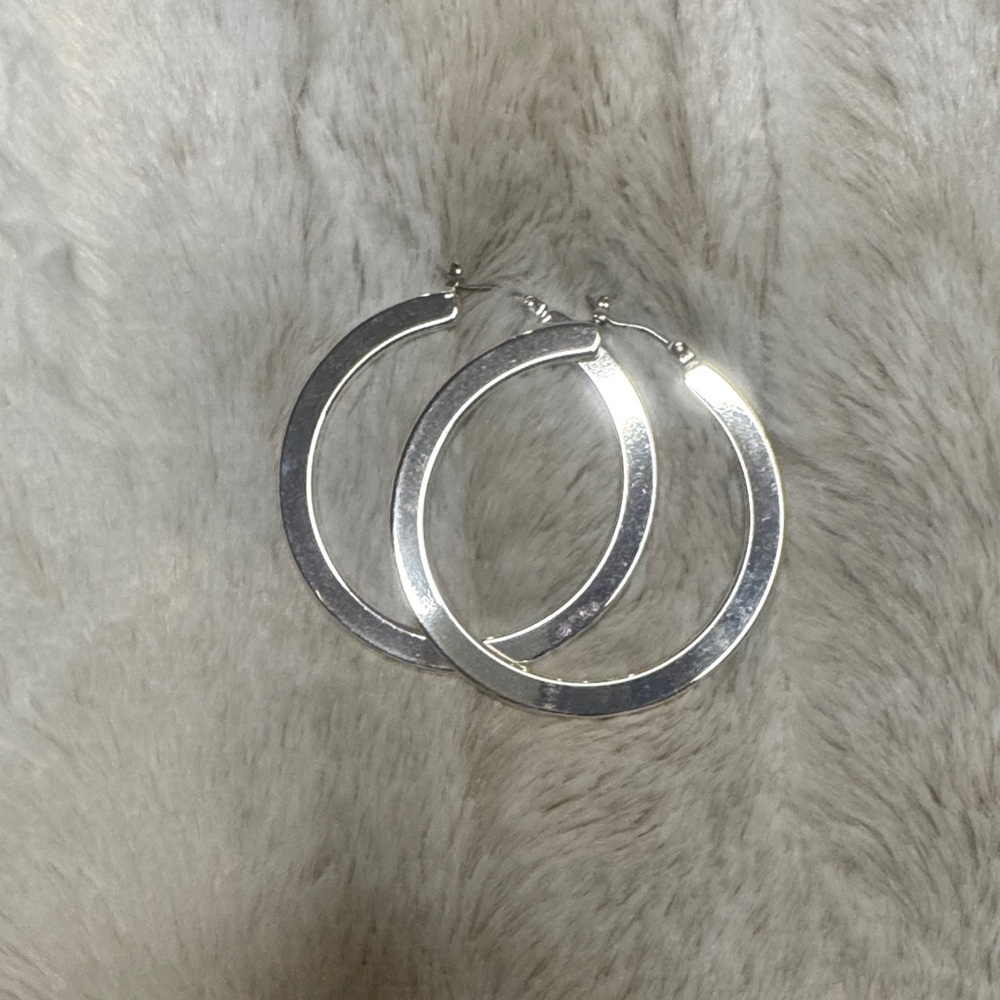 Elegant Silver and Pearl Jewelry Set - Picture 3 of 6